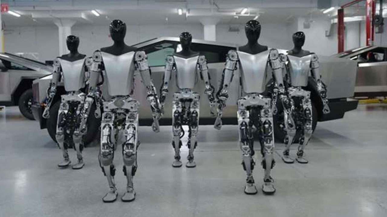 Robot, insana sadırdı! Tesla fabrikasında bir işçi robotun saldırısına uğradı!