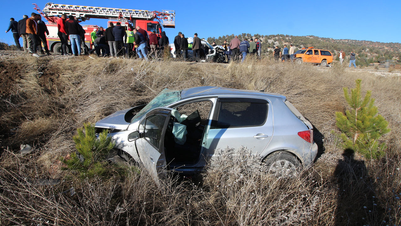 3 otomobilin çarpıştığı kazada 1 kişi öldü, 5 kişi yaralandı!
