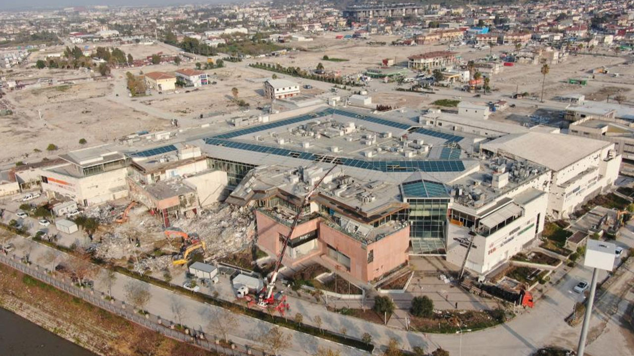 150 milyon dolarlık alışveriş merkezinin yıkımına başlandı!