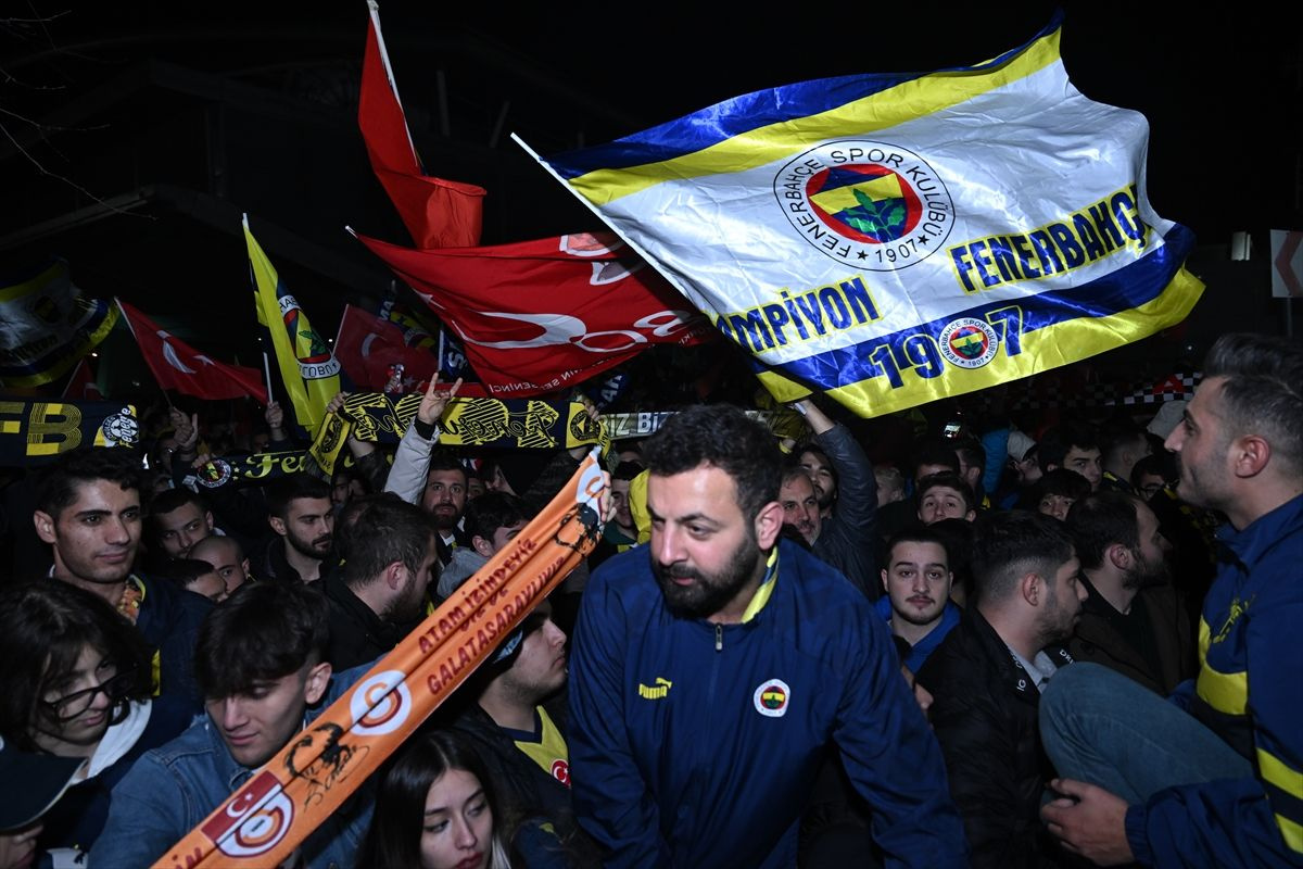Fenerbahçe ve Galatasaray kafilesi Türkiye'ye döndü taraftardan çoşkulu karşılama
