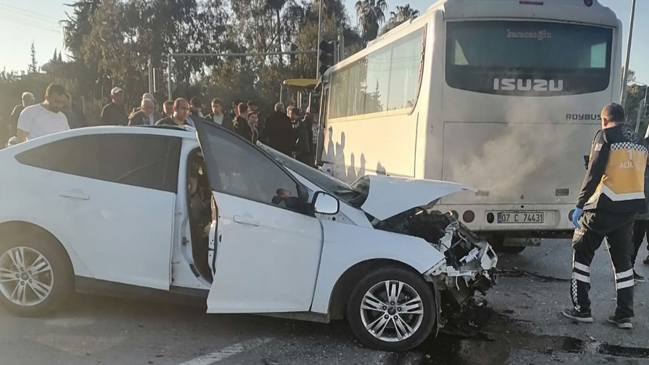 Servis midibüsü ile otomobil çarpıştı: 2 kişi öldü, 13 kişi yaralandı!