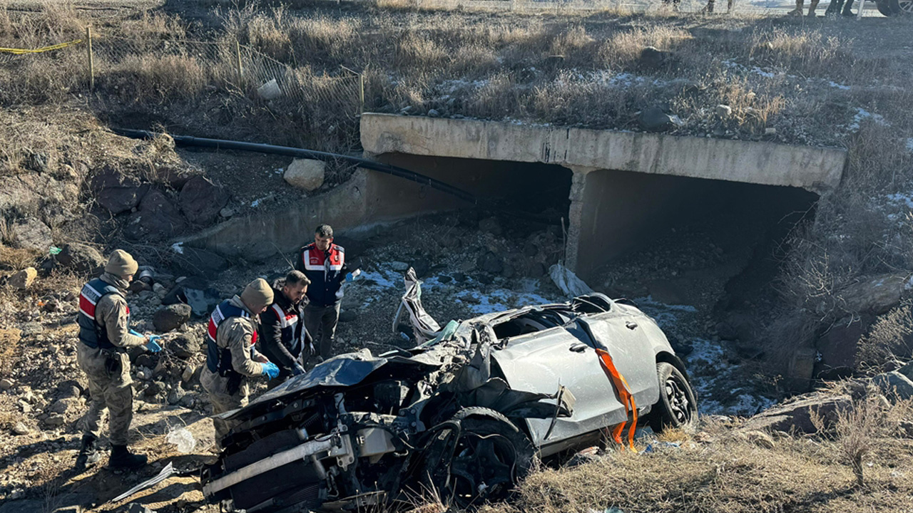 Feci kaza!  Şarampole devrilen otomobildeki 3 kişi öldü