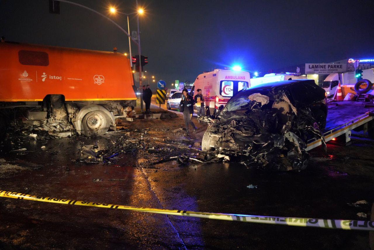 İstanbul'da katliam gibi kaza! Kırmızı ışıkta geçen cip, yol temizleme aracına çarptı! Üzerlerinden kimlik çıkmadı