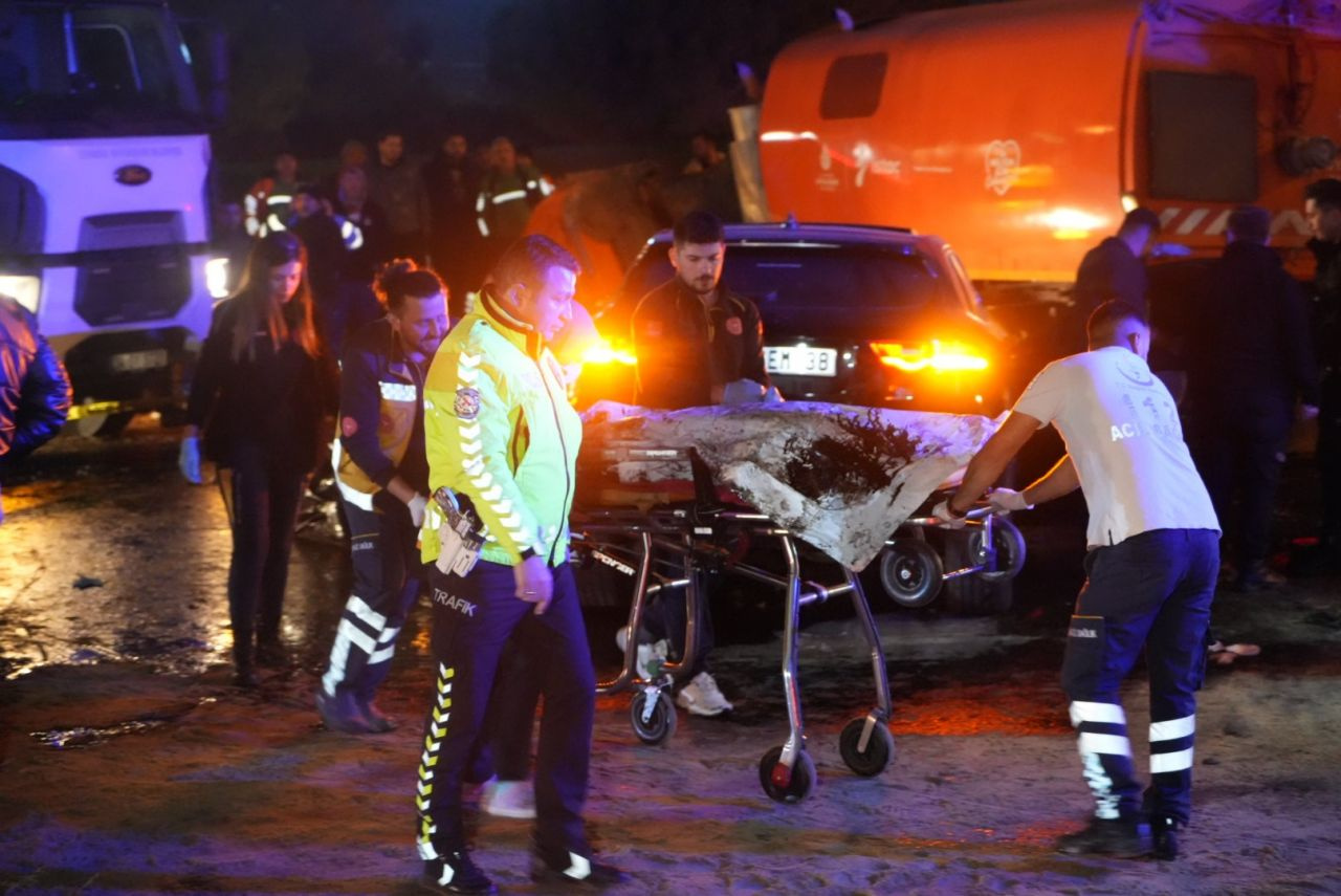 İstanbul'da katliam gibi kaza! Kırmızı ışıkta geçen cip, yol temizleme aracına çarptı! Üzerlerinden kimlik çıkmadı