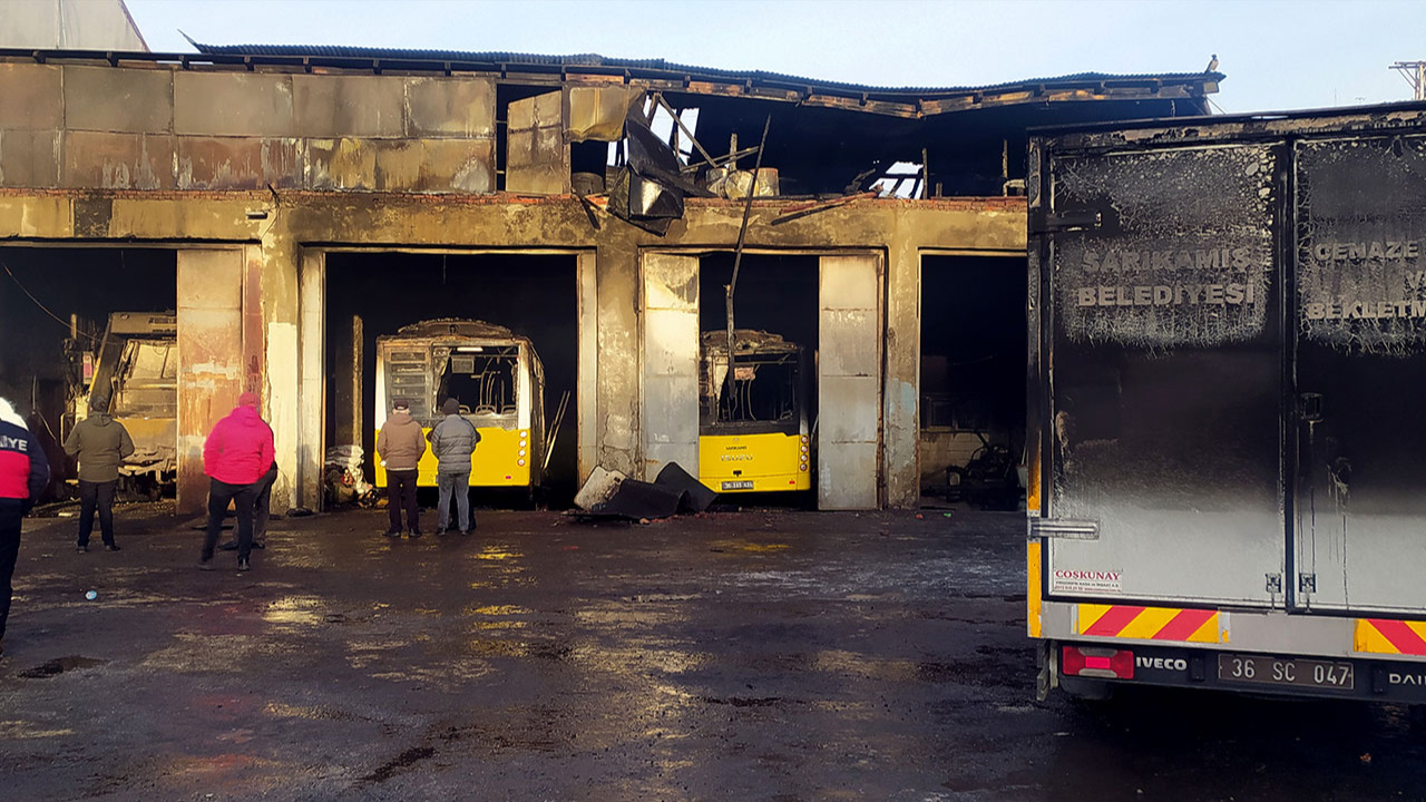 Kars'ta Sarıkamış Belediyesi garajında çıkan yangında 4 araç yandı!