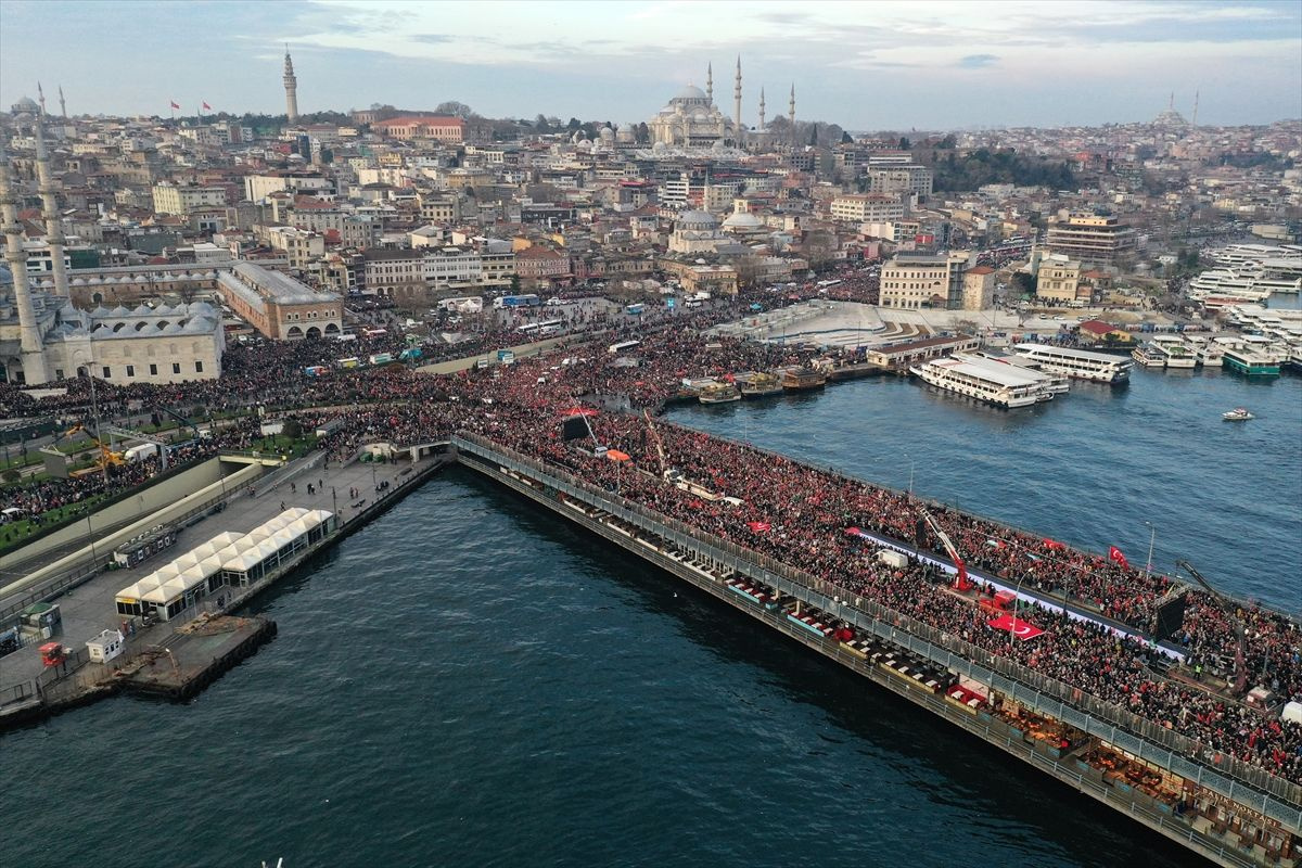 Gazze ve şehitler için tarihi yürüyüş! 250 bin kişi Galata Köprüsü'ne yürüdü