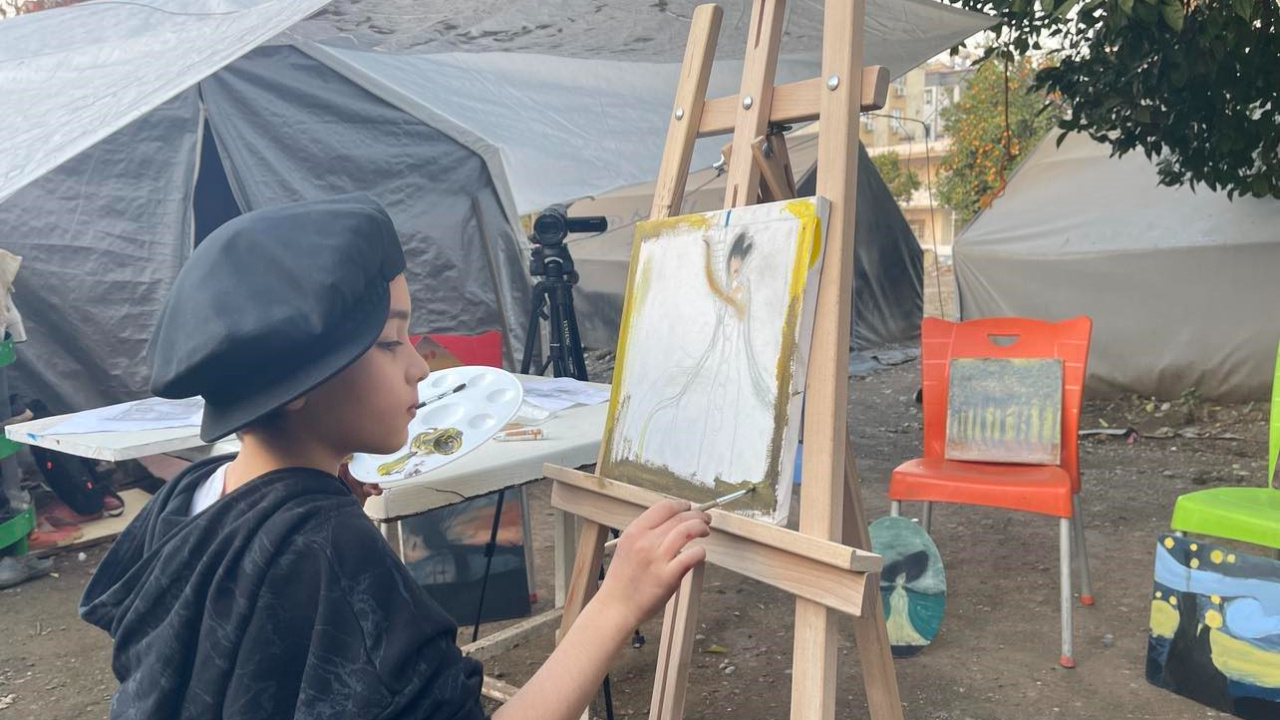 10 yaşındaki ressam eserlerini çadırda çiziyor