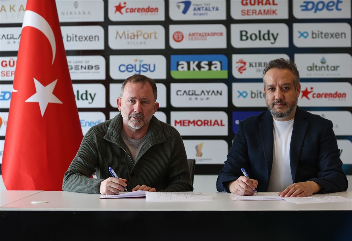 Sergen Yalçın, Antalyaspor'a imza attı! Beşiktaş'tan teklif gelirse serbest mi kalacak?