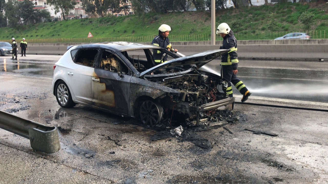 Adana'da seyir halindeyken alev alan otomobil yandı!