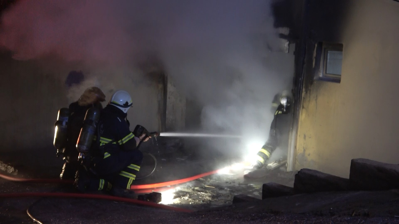 4 katlı binanın bodrum katında çıkan yangın itfaiye ekiplerince söndürüldü