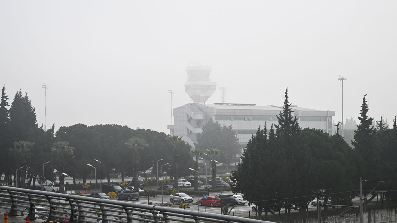 İzmir'de uçak seferlerine sis engeli!