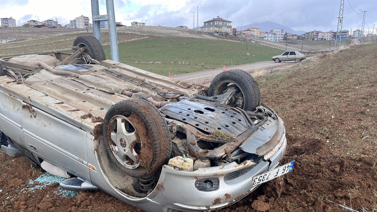 Adana'da devrilen otomobildeki karı koca yaralandı!