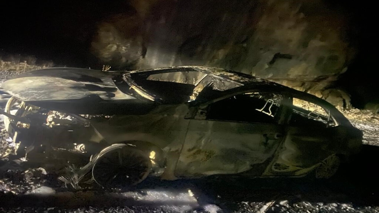 Hakkari'de seyir halindeki araç alev alev yandı