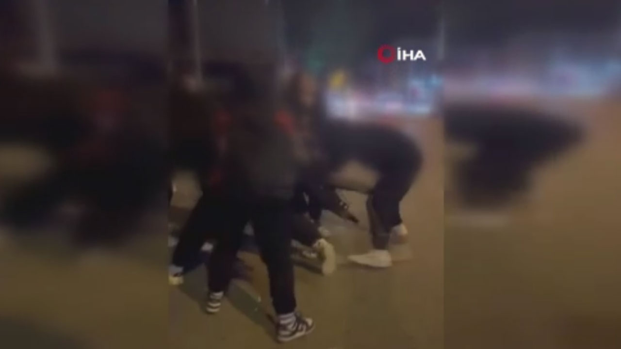 İzmir'de kız öğrenciler kavga etti, arkadaşları seyretti!