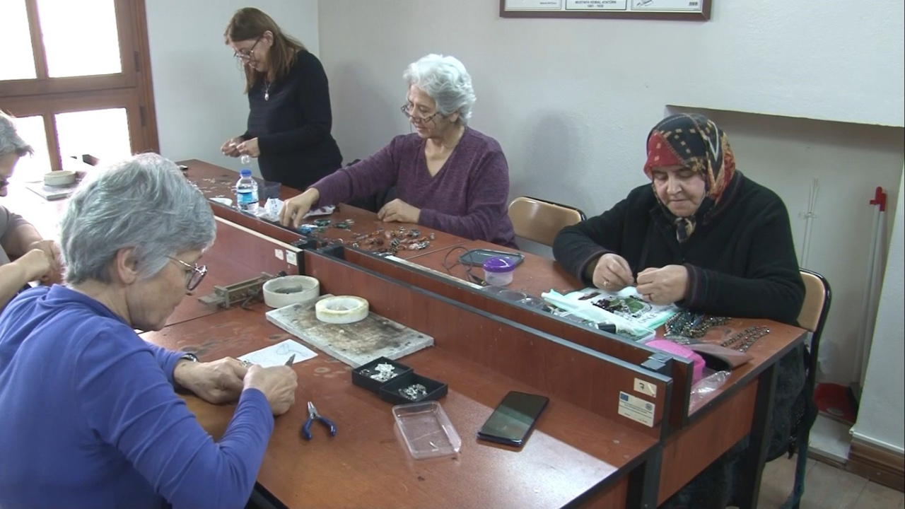 Kütahya'da kadınlar telkari sanatı öğreniyor