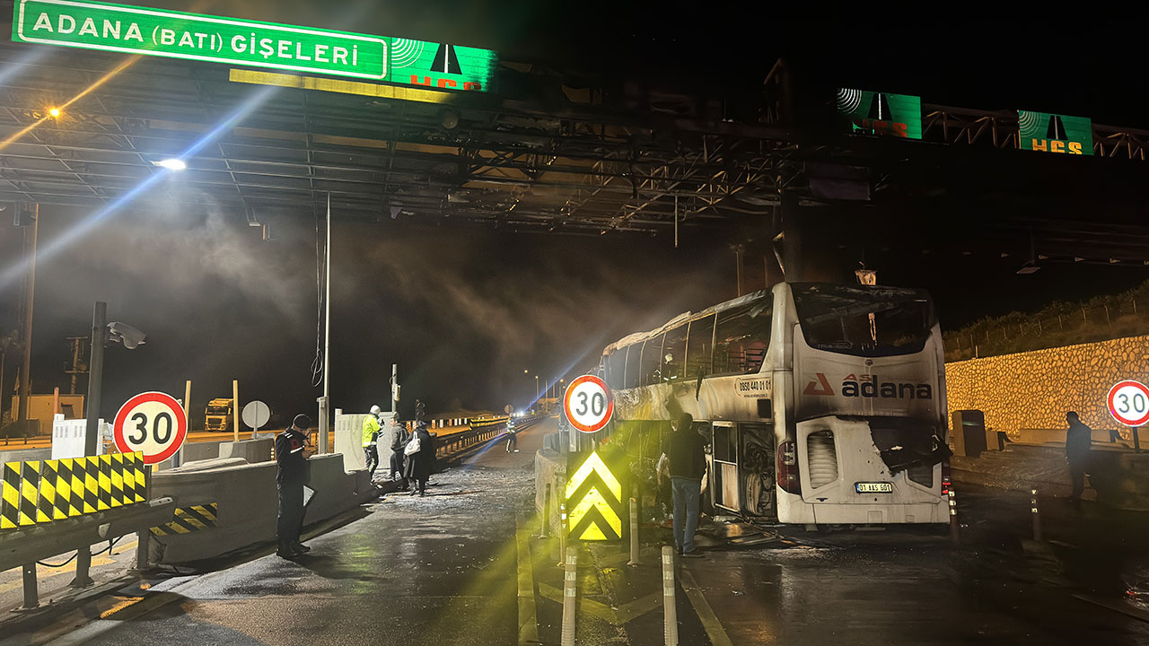 Adana'da faciadan dönüldü! Gişe bariyerine çarpan yolcu otobüsü alev alev yandı: 6 yaralı