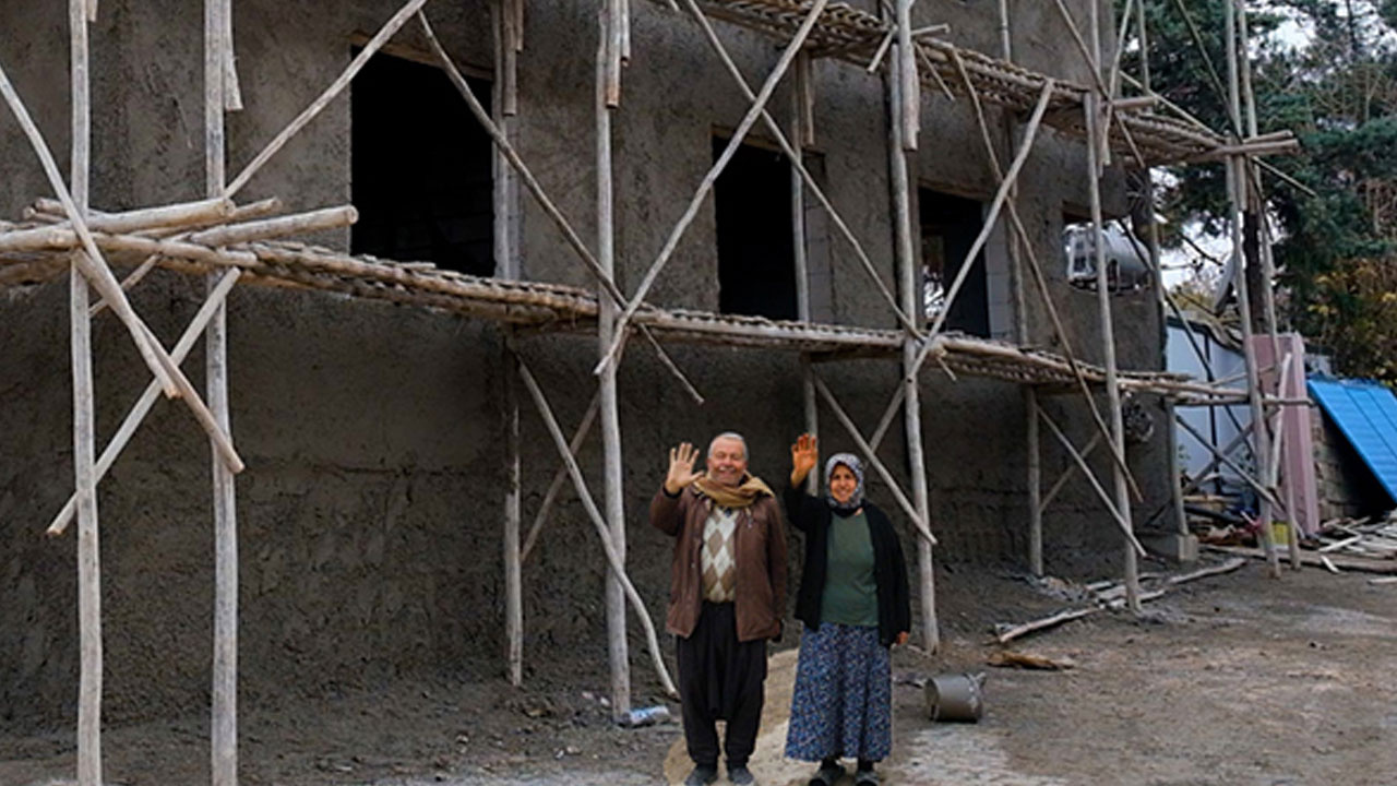 Bir depremzede aile daha evine kavuşuyor