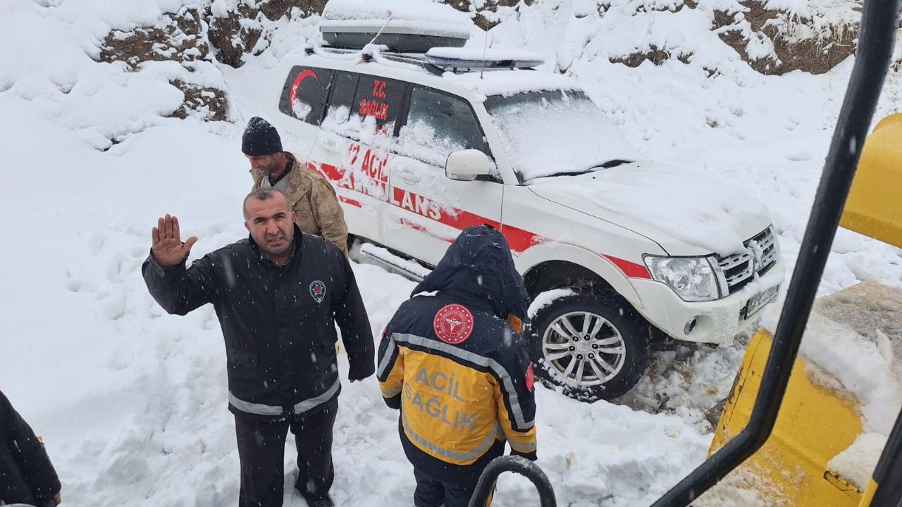 Kar nedeniyle köyde mahsur kalan hasta 2 saatlik çalışmayla hastaneye ulaştırıldı