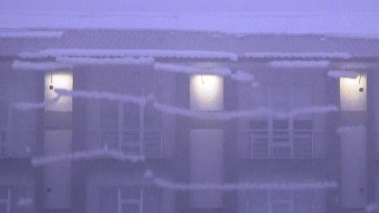 Bitlis’te çatıda biriken karlar şelale gibi caddeye aktı