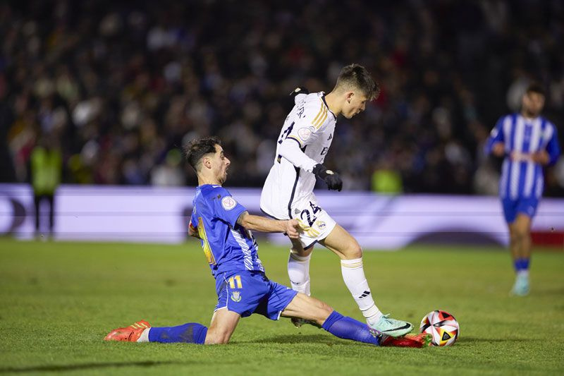 Arda Güler, Real Madrid formasıyla ilk kez sahaya ilk 11'de çıktı serbest vuruşu direğe takıldı