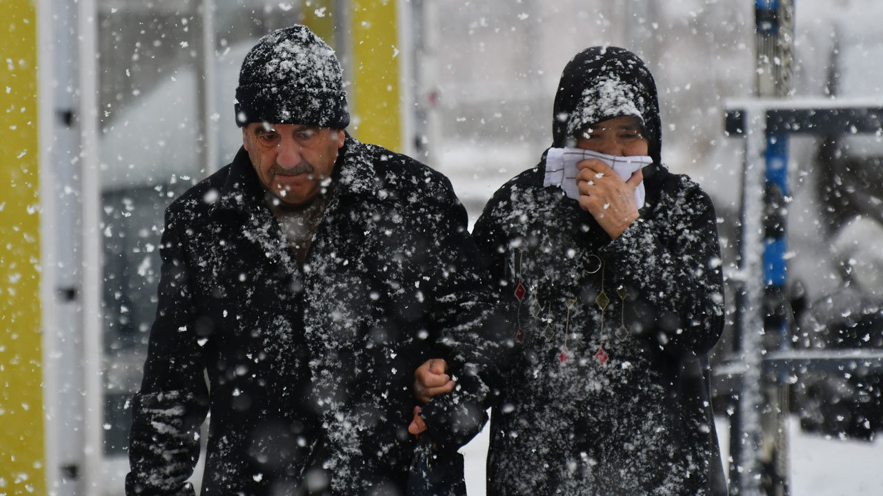 İstanbul için verilen kar yağışı tarihi değişti Meteoroloji uzmanı Orhan Şen açıkladı