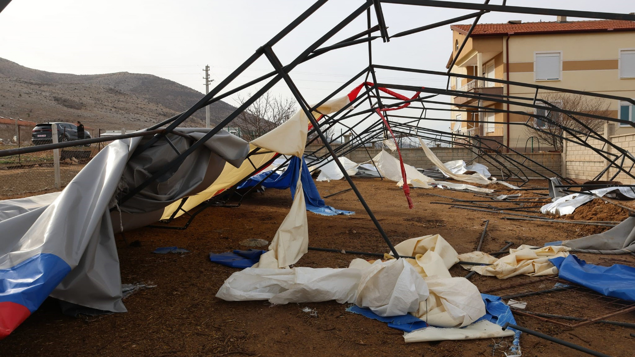 Karaman’da şiddetli rüzgar hayvan çadırlarını yıktı