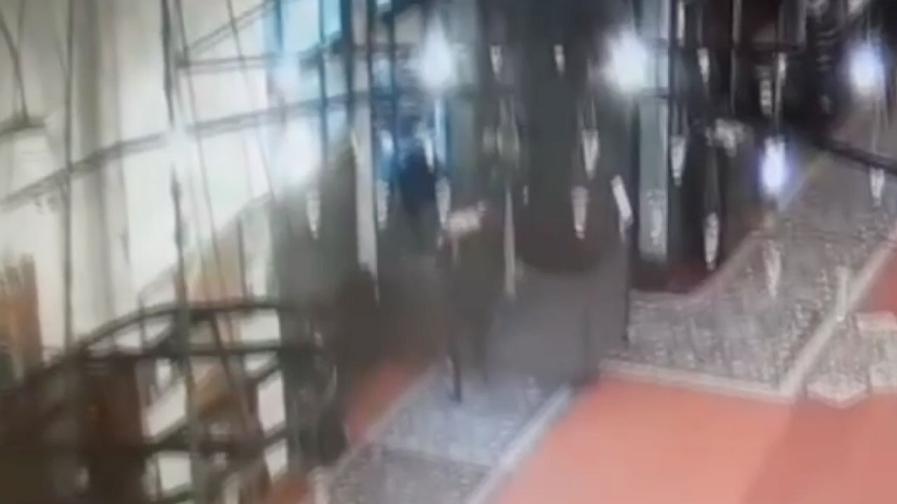 Fatih Camisi imamına bıçaklı saldırı anı güvenlik kamerasında