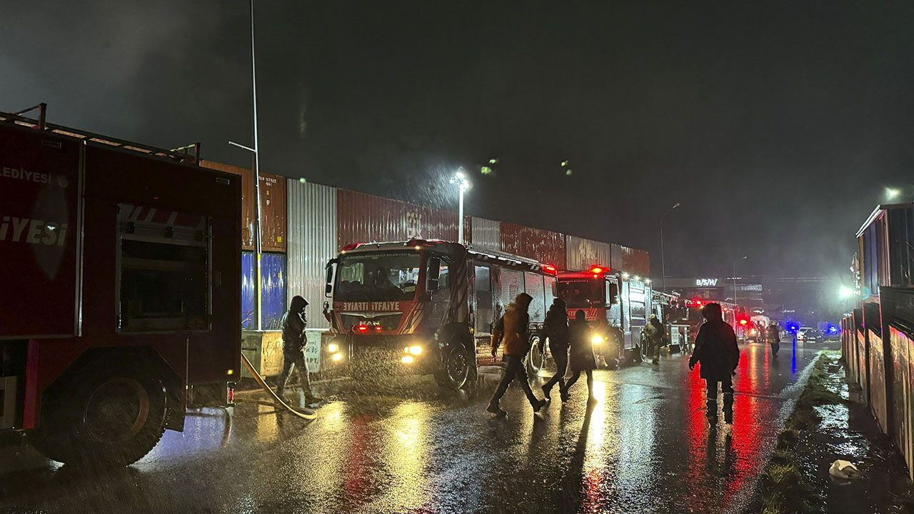 İstanbul'da film çekilirken yangın çıktı! 26 dönümlük film platosu yandı