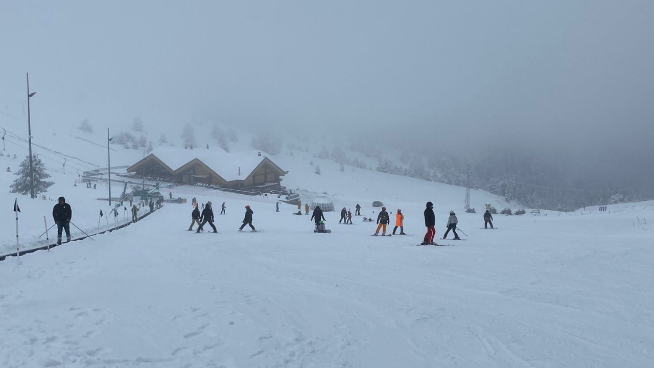 Bolu'nun yükseklerinde kar yağışı: Kartalkaya'da kar kalınlığı 1 metreye ulaştı