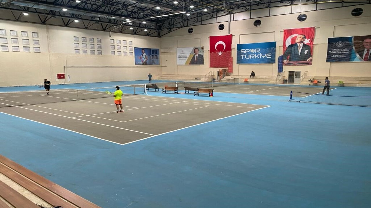 Afyonkarahisar’da 6 farklı kategoride yapılan tenis turnuvası sona erdi