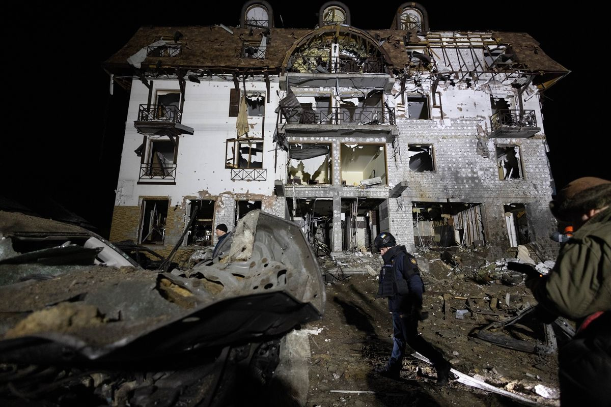 Rusya, Ukrayna'da gazetecilerin kaldığı oteli vurdu! Anadolu Ajansı ekibi de oteldeydi