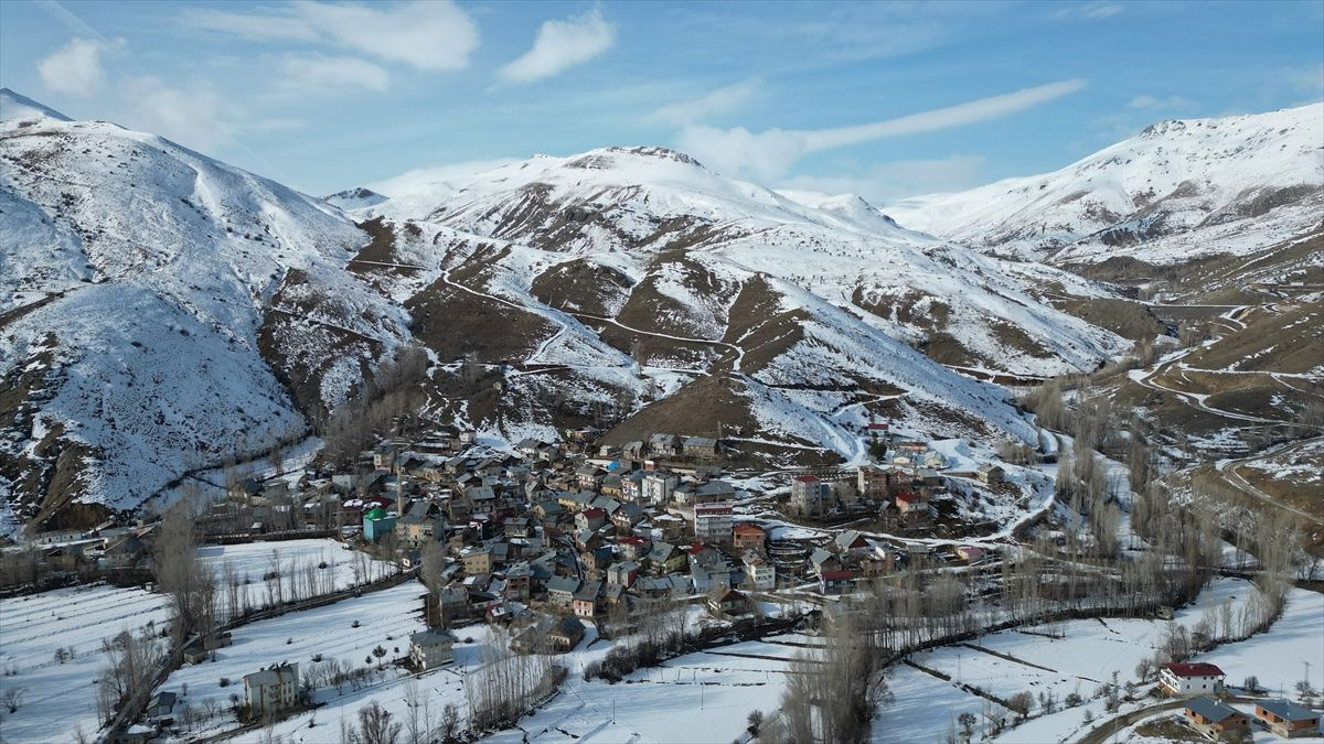 Bayburt'ta bu köyde herkes birbirine düştü küslük oldu aday krizini böyle aştılar şimdi herkes mutlu