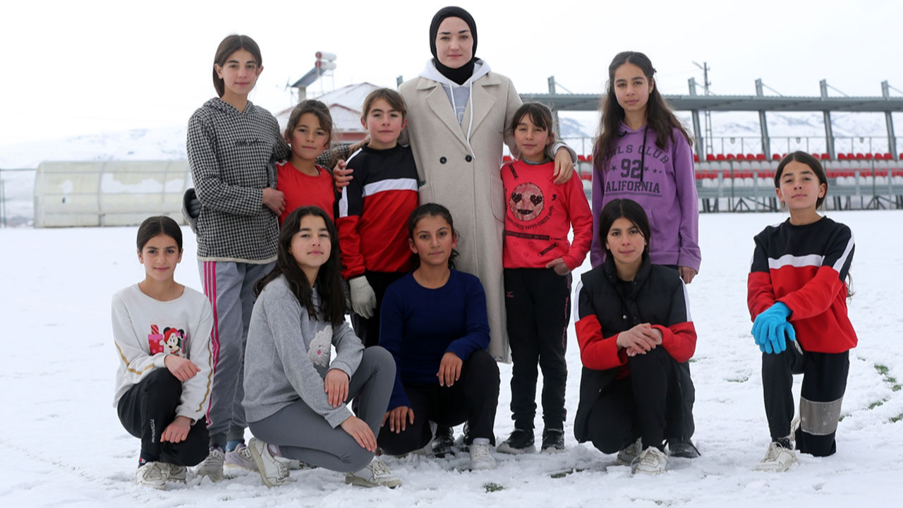 "Yalın ayak şampiyon" köyündeki kızları yarışlara hazırlıyor!
