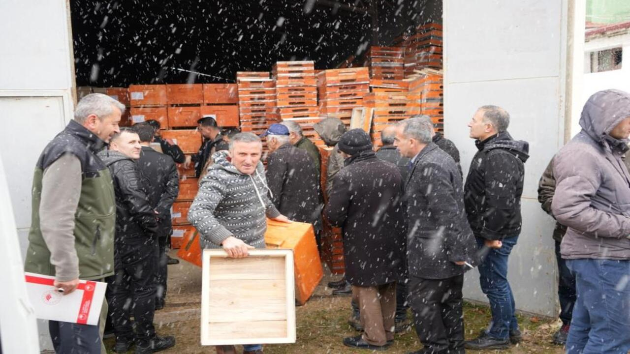 'Arı Ürünleri Üretim Projesi' ile arı üreticilerine kovan dağıtımı yapıldı