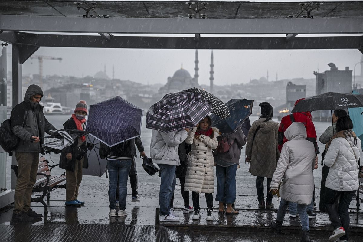 Meteoroloji yeni hafta için uyardı: Önce fırtına, sonra kuvvetli sağanak! İstanbul'da salı günü...