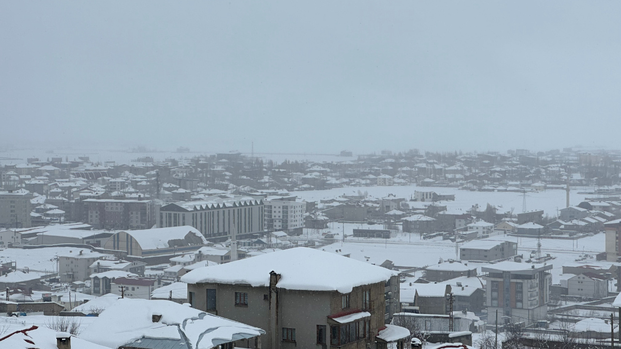 Hakkari’de 96 köy ve 202 mezra yolu ulaşıma kapandı