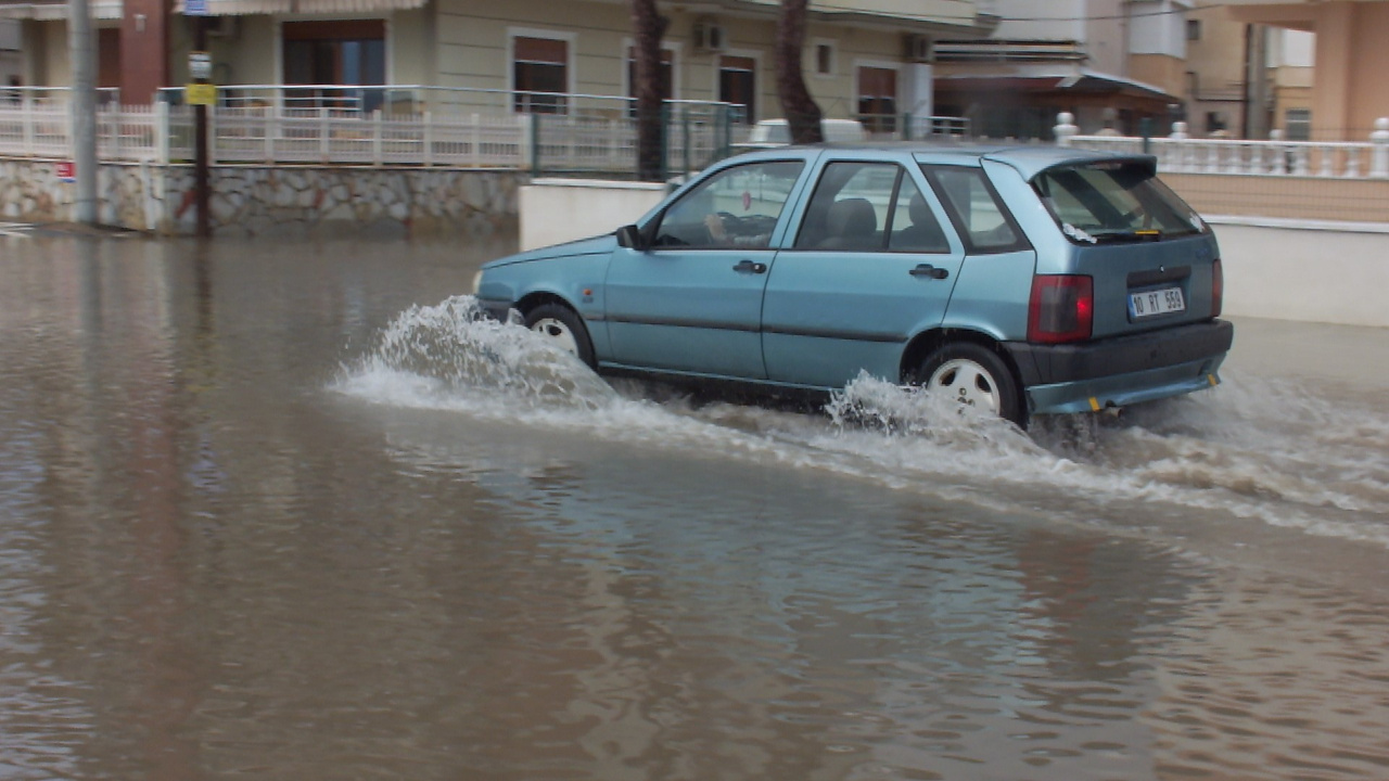 Balıkesir’de sel suları plajları çöplüğe çevirdi