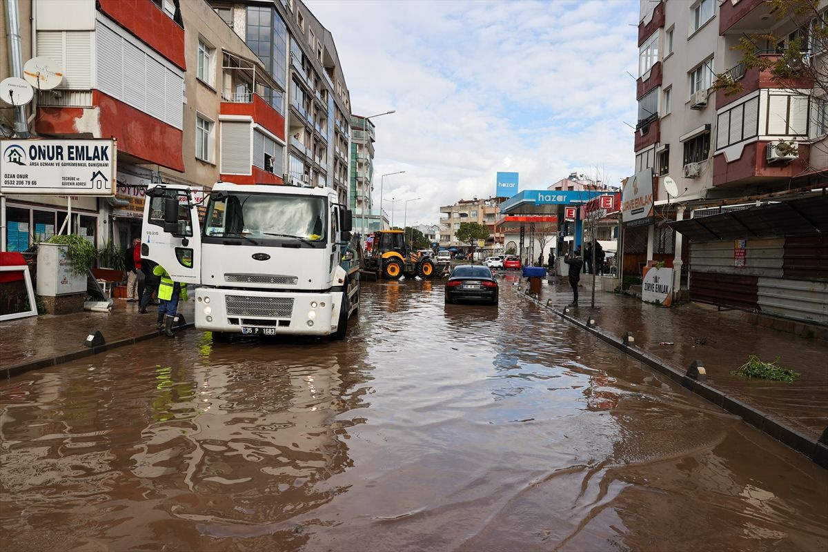 Okulları tatil ettiren yağış! İzmir Dikili'nin haline bakın, araçlar suya gömüldü