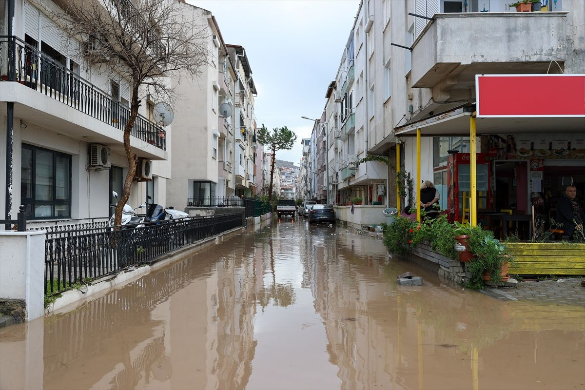 Okulları tatil ettiren yağış! İzmir Dikili'nin haline bakın, araçlar suya gömüldü
