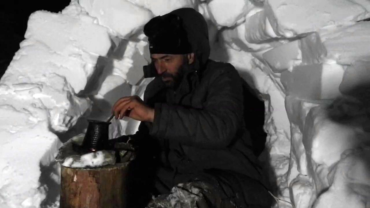 Erzurum'da kendi yaptığı eskimo evi igloda yaşamaya başladı