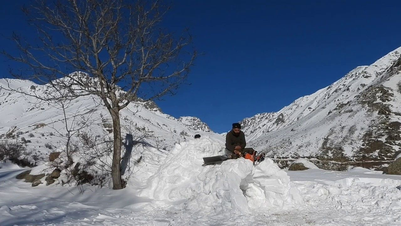 Erzurum'da kendi yaptığı eskimo evi igloda yaşamaya başladı
