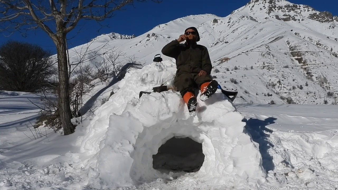 Erzurum'da kendi yaptığı eskimo evi igloda yaşamaya başladı