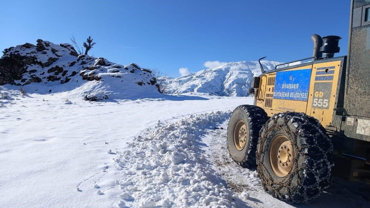 Diyarbakır Kulp'ta kar nedeniyle kapanan yollar açıldı