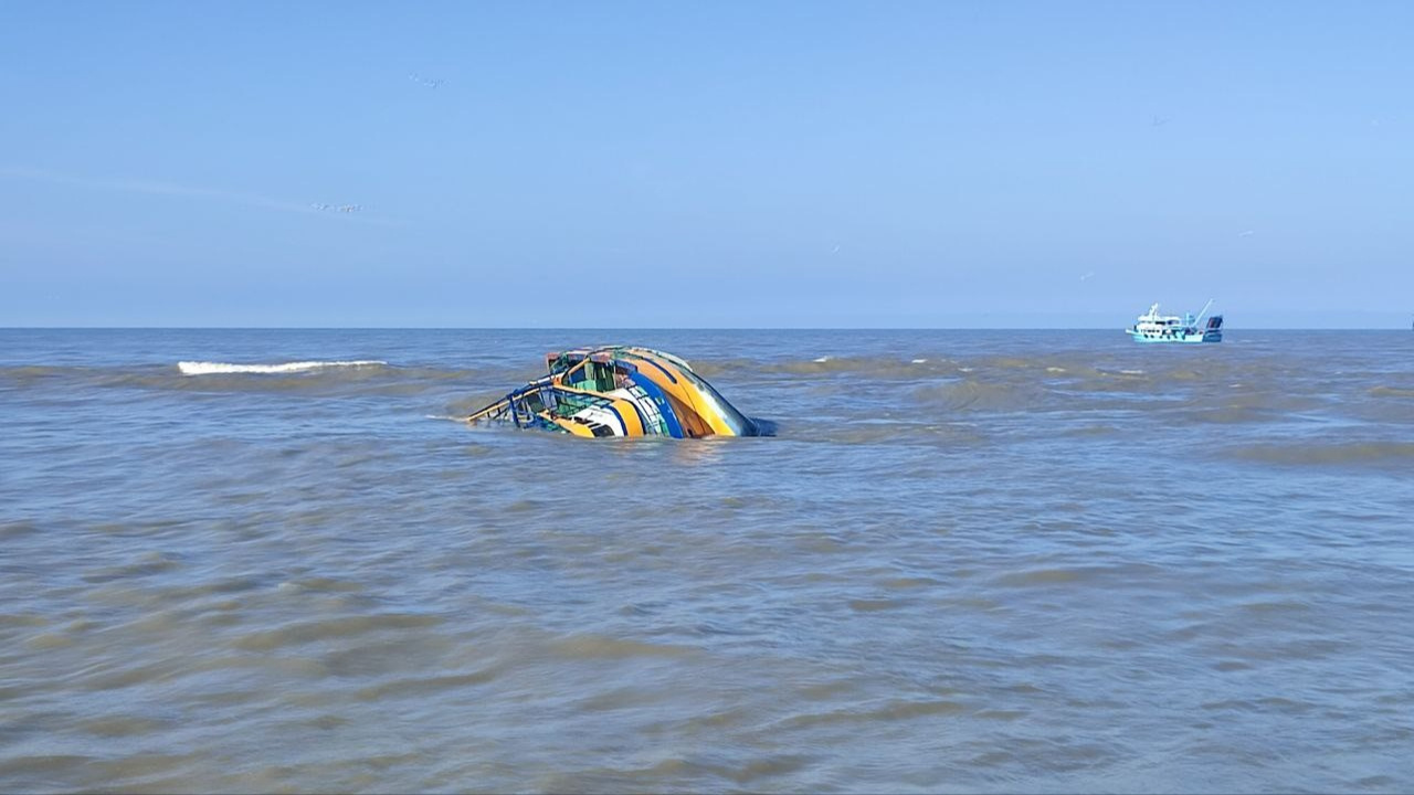 14 metrelik midye teknesi soluğan dalga sebebiyle yan yatarak battı