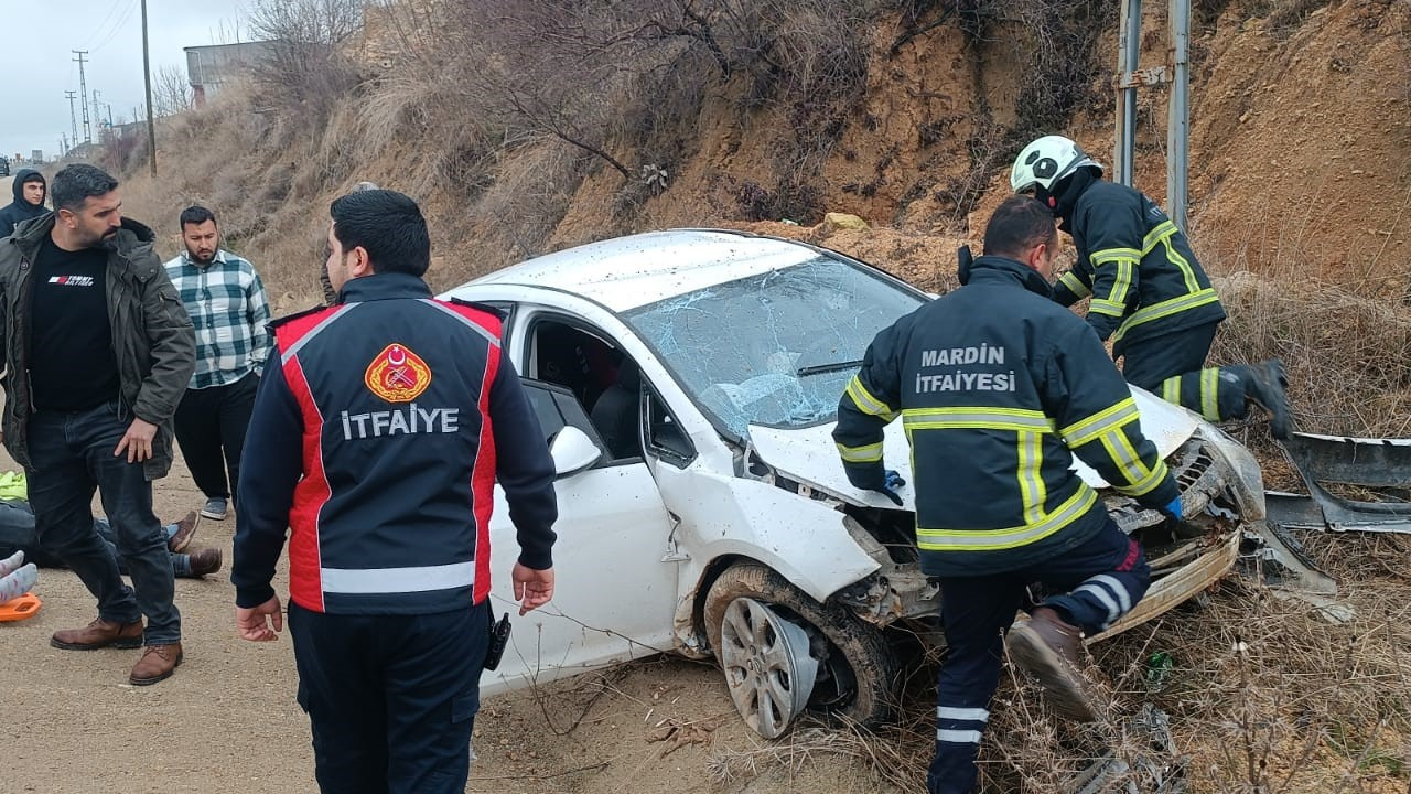 Mardin’de otomobil şarampole uçtu: 1’i çocuk 4 yaralı