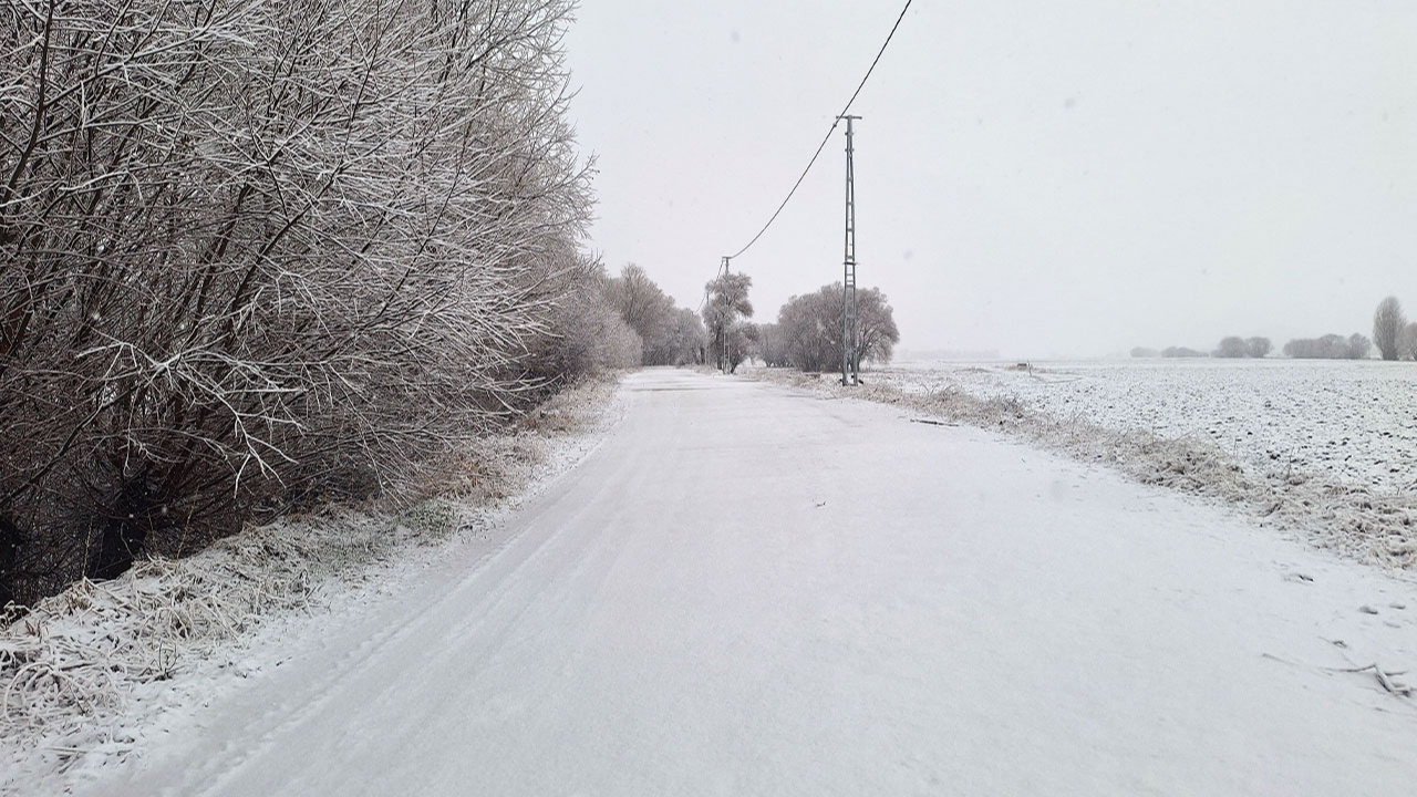 Sivas'ta kar ve tipi nedeniyle 22 köy yolu ulaşıma kapandı