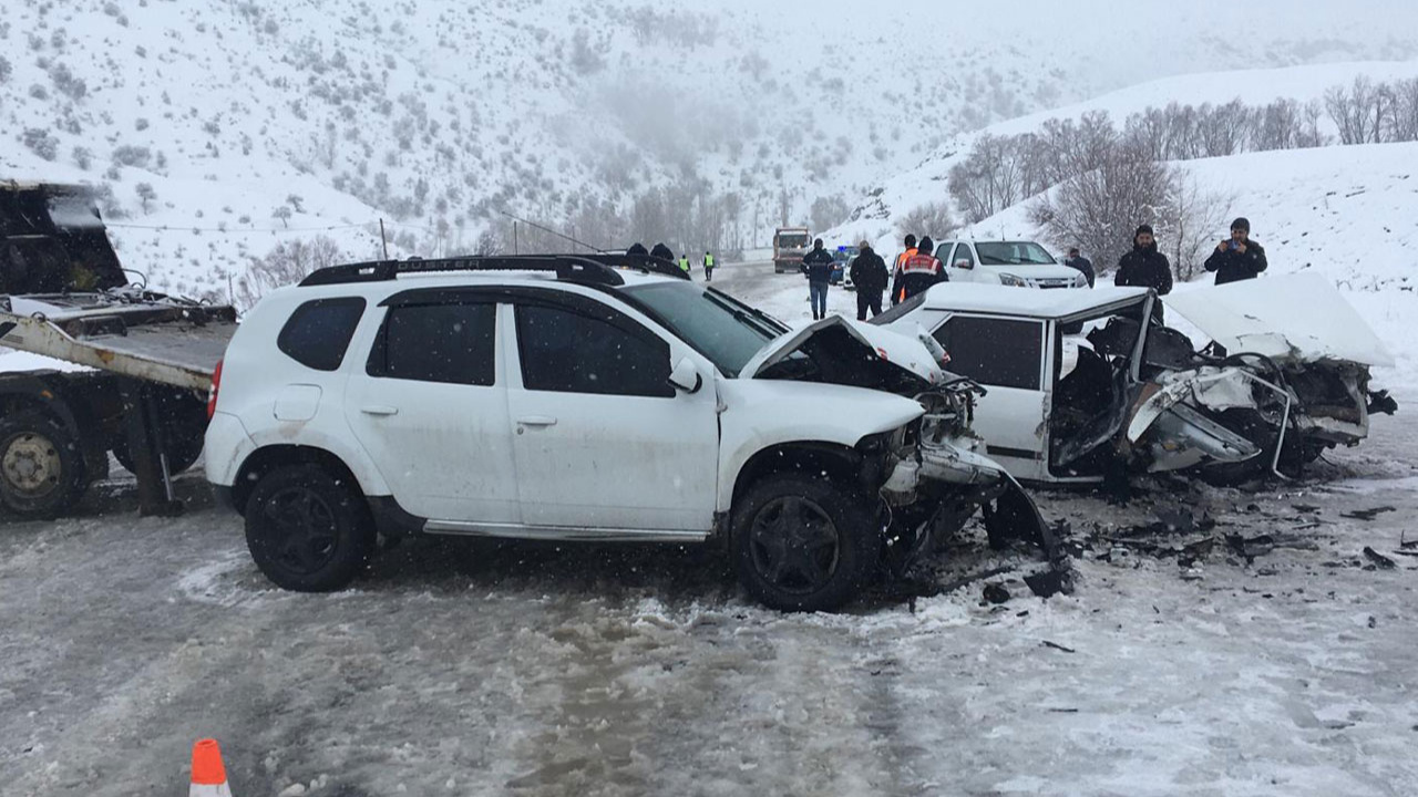 Sivas'ta otomobiller çarpıştı: 1 kişi öldü, 6 kişi yaralandı