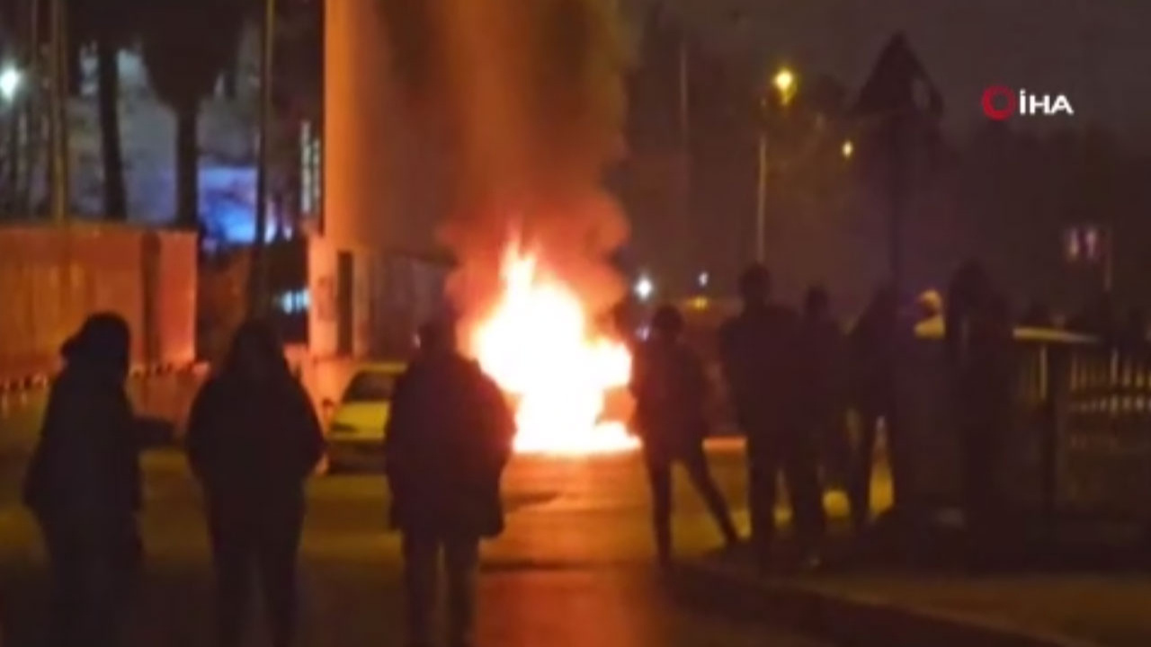 İstanbul'da park halindeki araç alev alev yandı!