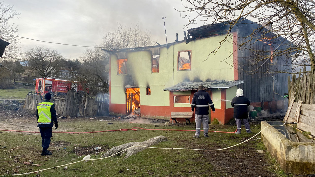 Karabük'te 2 katlı müstakil ev yandı!