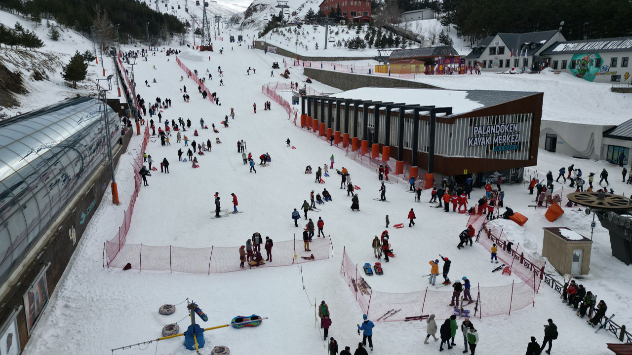 Palandöken Kayak Merkezi'nde yarıyıl tatili yoğunluğu yaşanıyor